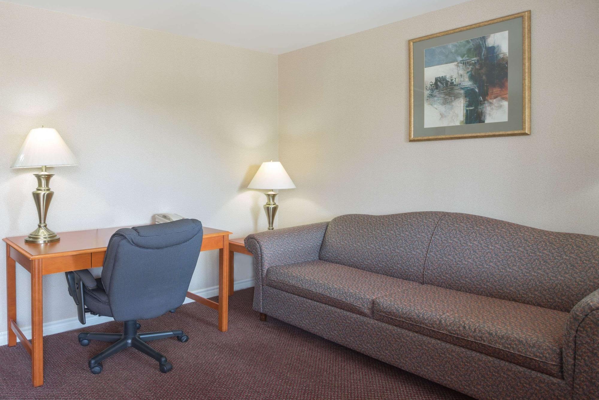 Super 8 By Wyndham Kingston Hotel Buitenkant foto