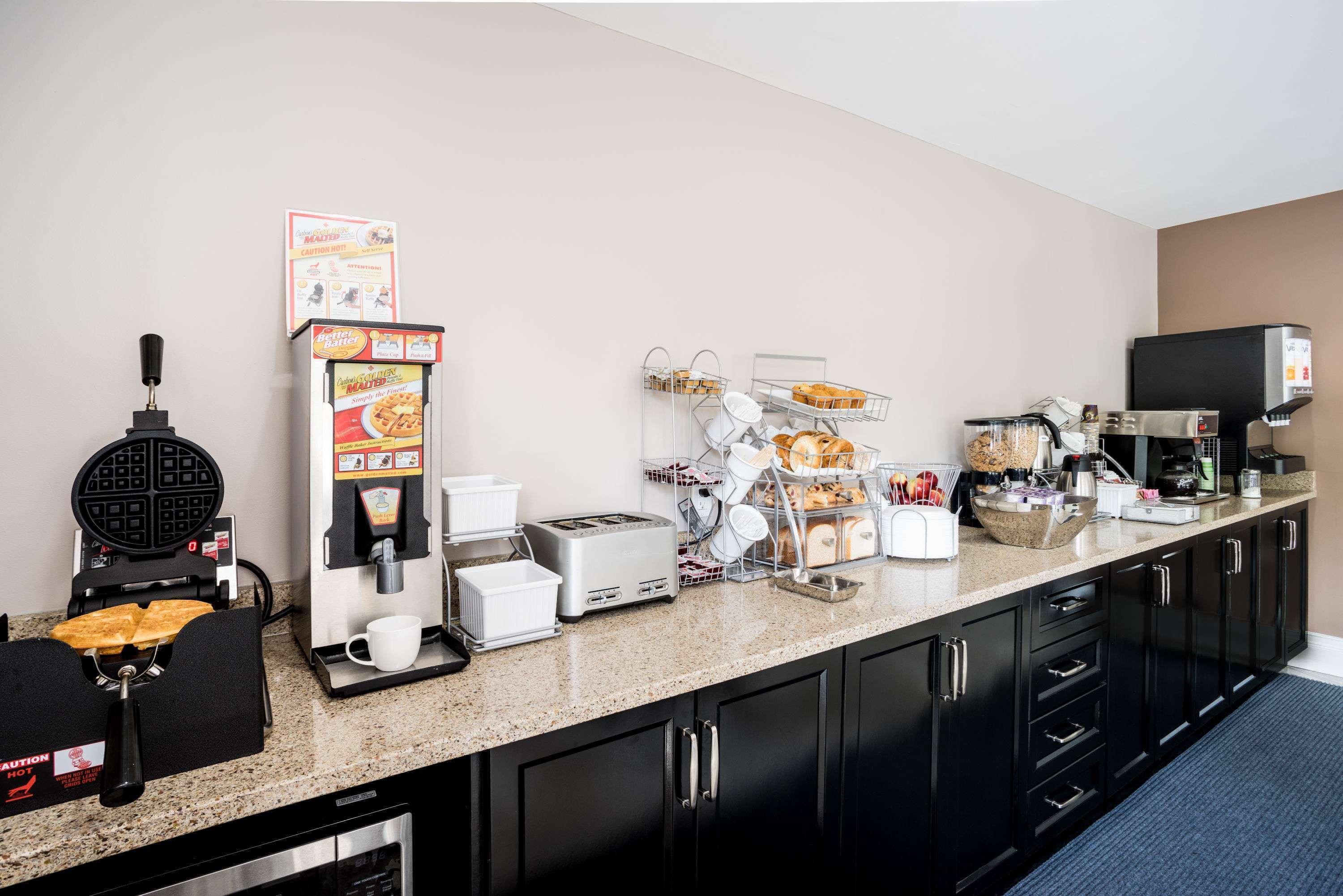 Super 8 By Wyndham Kingston Hotel Buitenkant foto