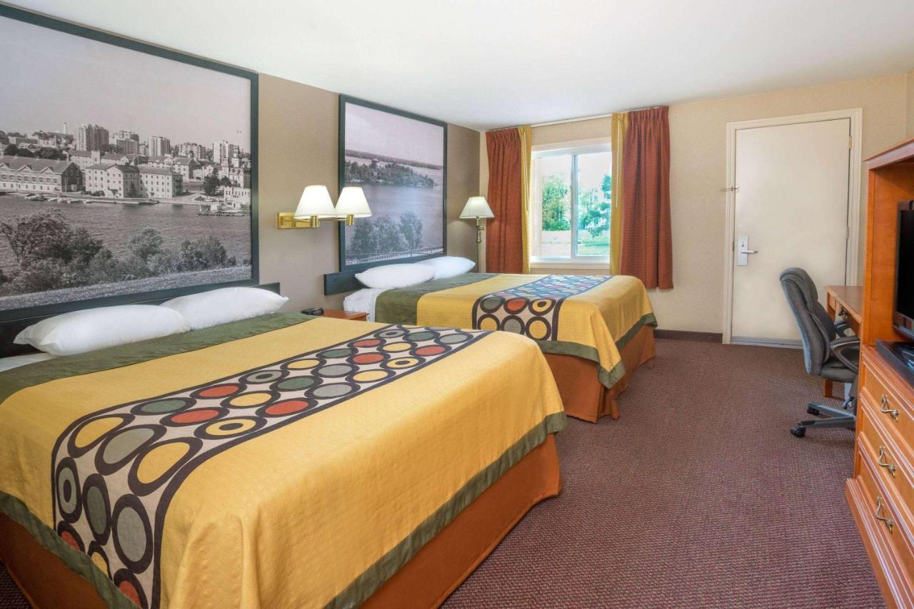 Super 8 By Wyndham Kingston Hotel Buitenkant foto