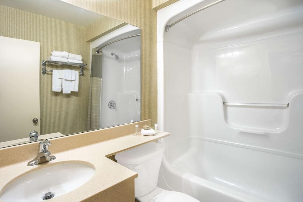 Super 8 By Wyndham Kingston Hotel Buitenkant foto