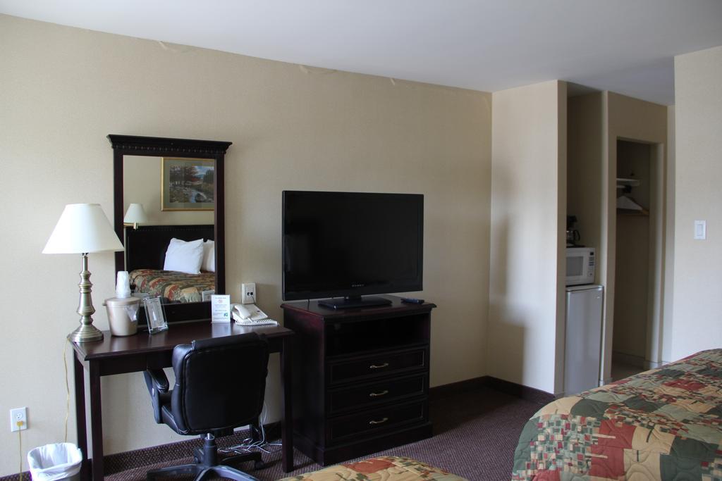 Super 8 By Wyndham Kingston Hotel Buitenkant foto
